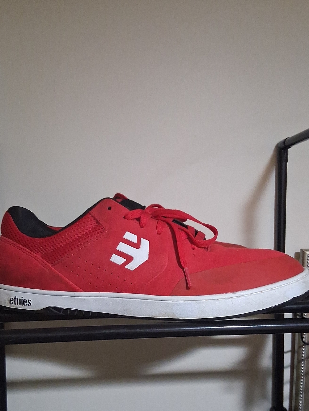 Etnies Red Low-Top Skate Sneakers